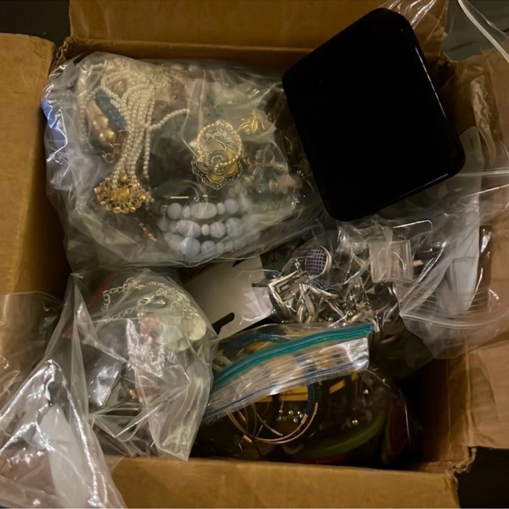 1 LBs vintage modern costume jewelry lot- You curate to your style preferences - Picture 9 of 11